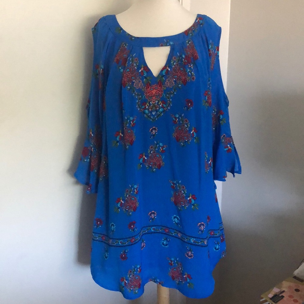 Floral dress w cold shoulder flutter sleeves